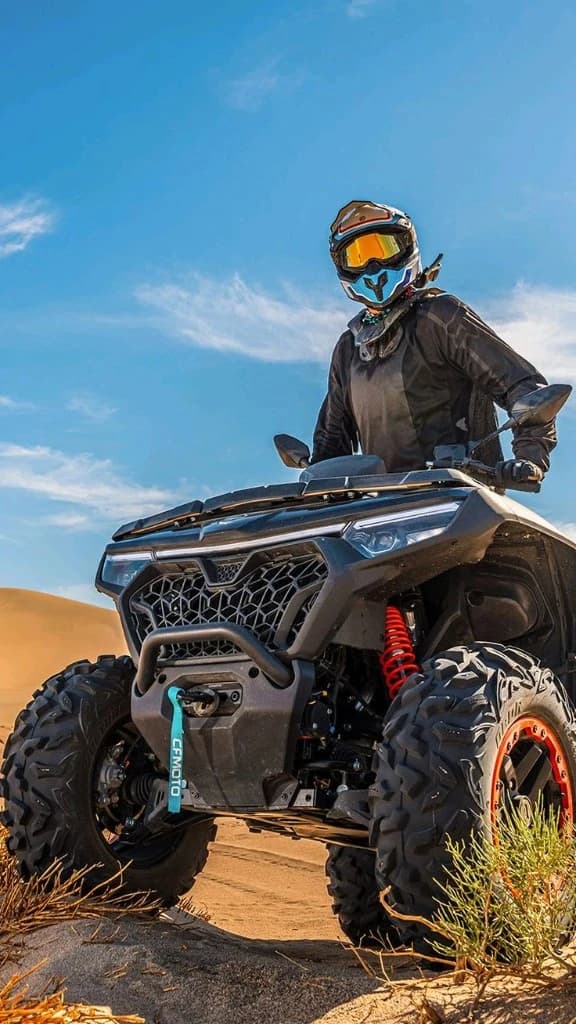Pilote en quad CFMOTO dans le désert près d’Essaouira